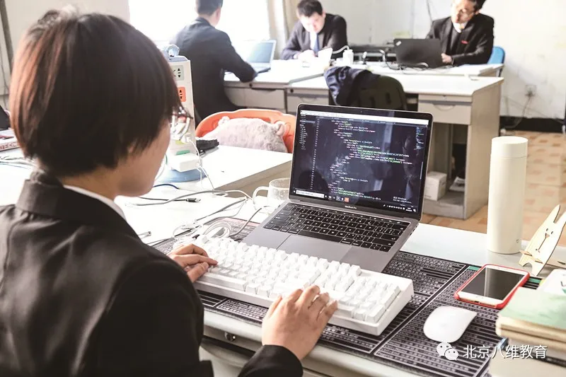 八维教育云计算培训助力学子为求职赋能