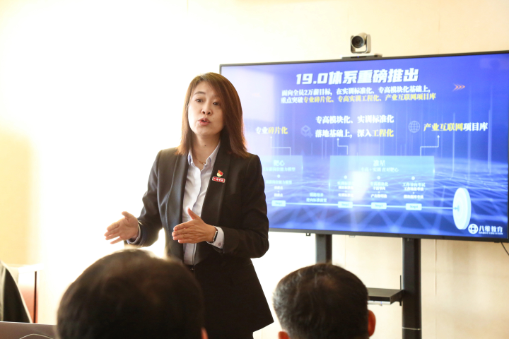 跟北京八维学校老师学JAVA编程语言让你进入优秀IT团队