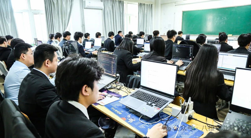 八维职业学校Web前端开发培训：零基础3个月高薪就业，真实项目驱动成长