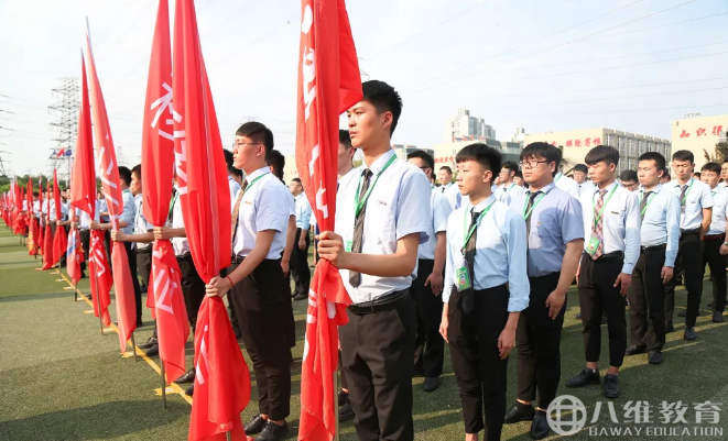 既要仰望星空的情怀，更要脚踏实地的勇气
